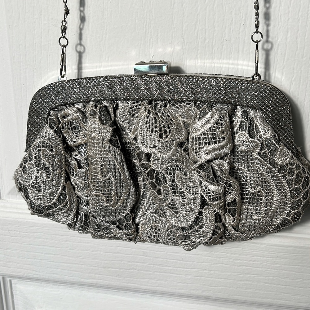 METALIC SILVER SHINY FABRIC CROCHET EVENING CLUTCH BAG WITH CHAIN STRAP